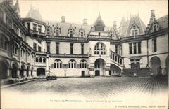 CPA Chateau de Pierrefonds Cour d'Honneur le Beffroy 