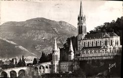 CPA Lourdes Htes Pyrenees La Basilique et le Pic du Jer 