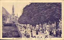 CPA Lourdes La Procession Les Enfants de Marie 
