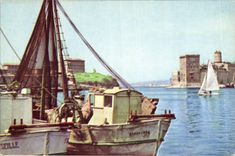CPA Marseille Chalutiers a l'amarre dans le Vieux Port Bateau