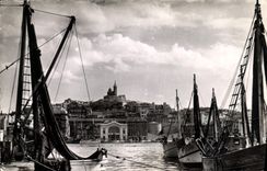 CPA Marseille Basilique de Notre Dame de la Garde Bateaux de peche