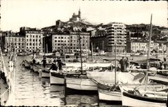 CPA Marseille Vieux Port et N D de la Garde Bateaux