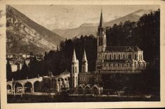 CPA Lourdes la Basilique et les Montagnes 