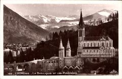 CPA Lourdes La Basilique et les Pyrenees 