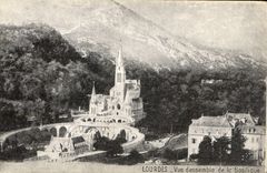 CPA Lourdes Vue d'ensembe de la Basilique 