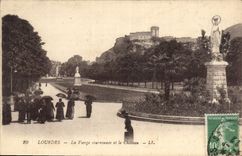 CPA Lourdes La Vierge couronnee et le Chateau 