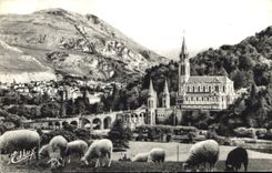 CPA Lourdes la Basilique et le Pic du Jer 