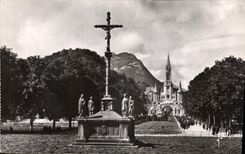 CPA Lourdes Htes Pyrenees Le Calvaire des Bretons et la Basilique 