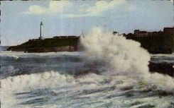 CPA Biarritz Effet de Vagues Dans le fond le phare 