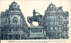 CPA Orleans Loiret La Place du Martroi et la Statue de Jeanne d'Arc par Foyatier cote sud 