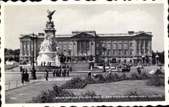 CPA Buckingham palace and queen Victoria memorial London 