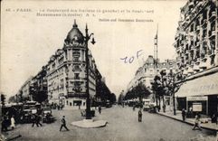 CPA Paris Le Boulevard des Italiens a gauche et le Boulevard Haussmann a droite 