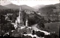 CPA Lourdes H P La Basilique et le gave de Pau 