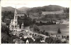 CPA Pyrenees Ocean Lourdes Vue Plongeante sur la Basilique et la Vallee du Gave 