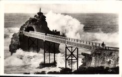 CPA Biarritz La tempete au Rocher de la Vierge 