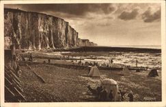 CPA Ault Onival Somme La Plage a maree basse et les Falaises vers Mers 