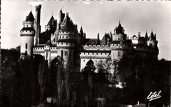 CPA Le Chateau de Pierrefonds De gauche a droite les Tours Chariemagne Judas Macchabee Hector Josue 