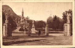CPA Lourdes Entree de l'Esplanade et la Basilique 
