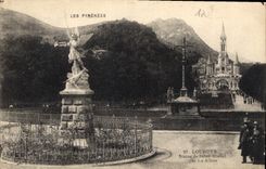 CPA Lourdes Statue de Saint Michel et les Allees 