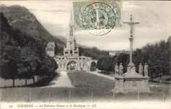 CPA Lourdes Le Calvaire Breton et la Basilique 
