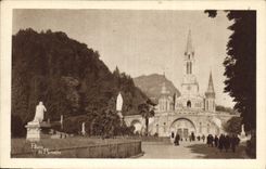 CPA Lourdes Esplanade et Basilique 