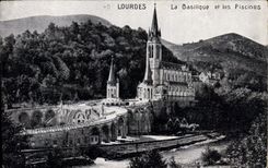 CPA Lourdes La Basilique et les Piscines 