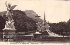 CPA Lourdes La Basilique et le Calvaire Breton 