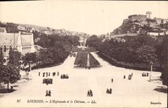 CPA Lourdes L'Esplanade et le Chateau 