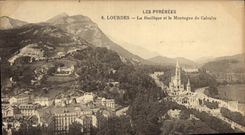 CPA Les Pyrenees Lourdes la Basilique et la Montagne du Calvaire 