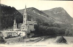 CPA Lourdes la Basilique et le Gave 