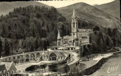 CPA Lourdes vue d'ensemble sur la Basilique 