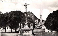 CPA Lourdes Hautes Pyrenees la croix des Bretons et la Basilique 