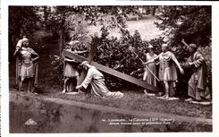 CPA Lourdes le Calvaire III station Jesus Tombe pour la premiere fois 