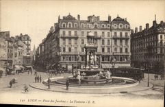 CPA Lyon Place des Jacobins la Fontaine Tramway