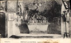 CPA Ermitage de St Sauveur Interieur de la Chapelle 