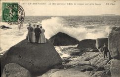 CPA En Bretagne la mer furieuse effets de vagues par gros temps 
