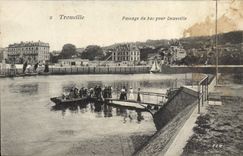 CPA Trouville Passage du bac pour Deauville Bateau