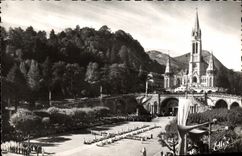 CPA Lourdes les Malades assistant au Chemin de Croix pendant le Pelerinage du Rosaire 