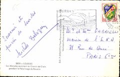 CPA Lourdes les Malades assistant au Chemin de Croix pendant le Pelerinage du Rosaire 