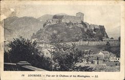 CPA Lourdes Vue sur le Chateau et les Montagnes 