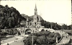 CPA Lourdes la Basilique et l'Esplanade 