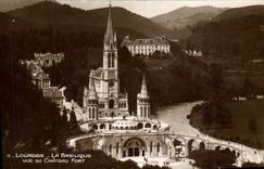 CPA Lourdes La Basilique vue du Chateau Fort 