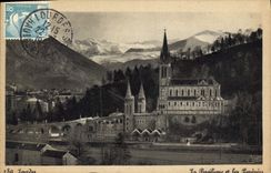CPA Lourdes La Basilique et les Lurenees 