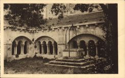 CPA Environs d'Arles Montmajour Cour du Cloitre et le Puits 