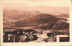 CPA L'Auvergne Poetique Les Ruines du Temple de Mercure et la Chaine des Puys Sud 