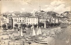 CPA Menton la vieille Ville et la Plage des Sablettes Bateaux