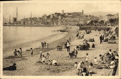 CPA La Douce France Cote d'Azur Cannes Alpes Maritimes La Plage et le Mont Chevalier 