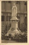 CPA La Statue de Sainte Therese de l'Enfant Jesus dans la Cour d'entree du Carmel de Lisieux 