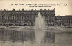 CPA Versailles Le Chateau cote du Parc Un Jour de Grandes eaux 