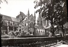 CPA Images de France Lisieux Calvados La Cathedrale vue du Jardin Public 